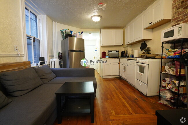 Building Photo - 72 Revere St Unit 2R Rental