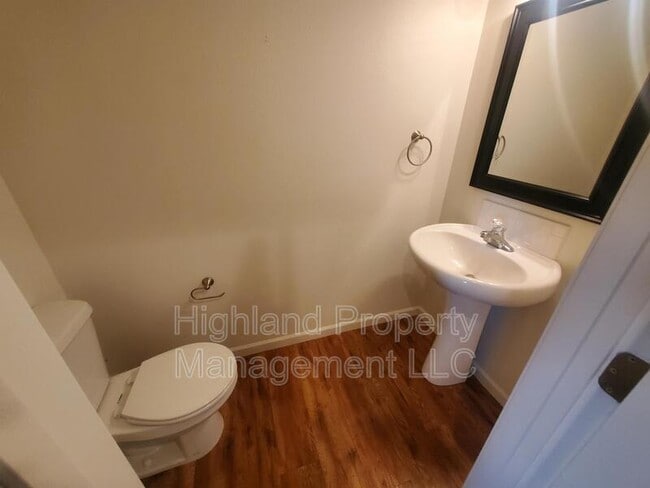 Photo - 512 NE Stadium Way