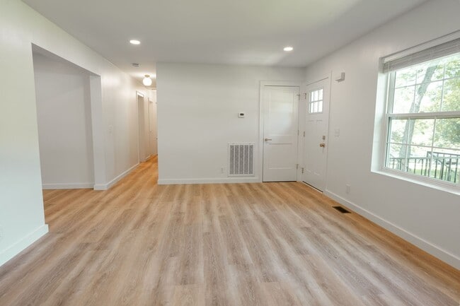 Photo - 3 Bed, 2 Bath Home in Walking Distance to ...