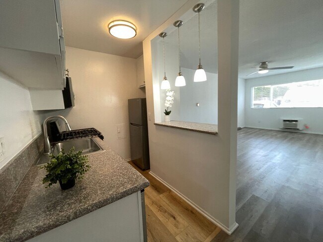 Photo - 14220 Burbank Blvd