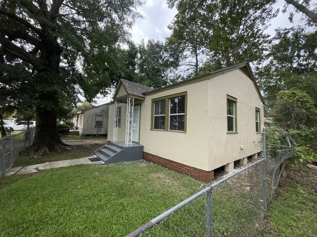 Building Photo - 3423 Seneca St Rental