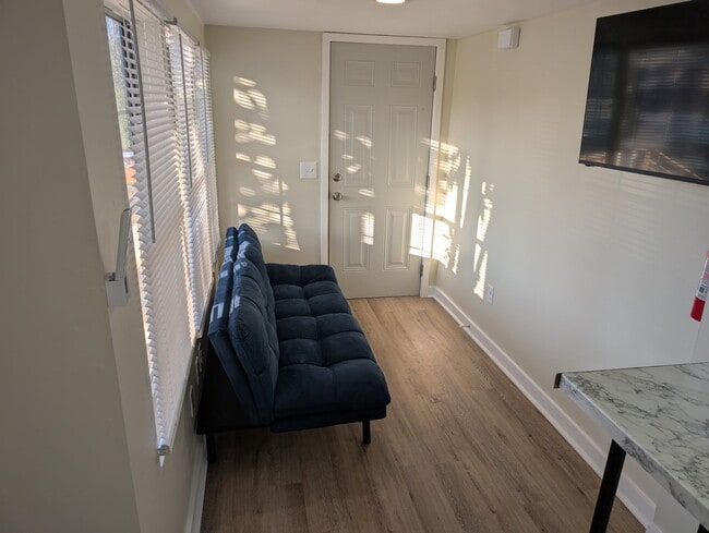 Building Photo - 243 Cobb St Unit C-Efficiency