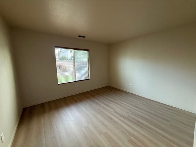 2424 Sandpiper Ln
