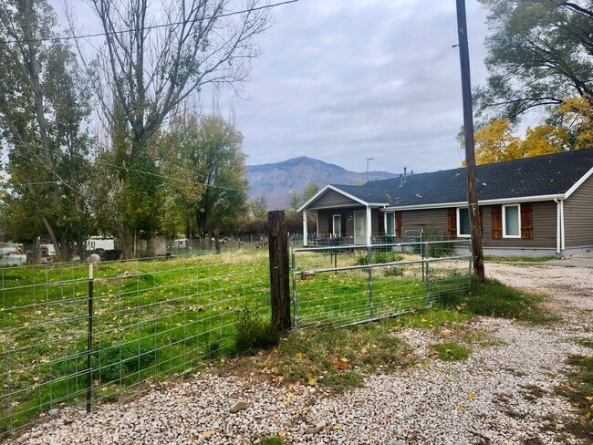 Building Photo - 4 Bed/2 Bathroom house in Farr West