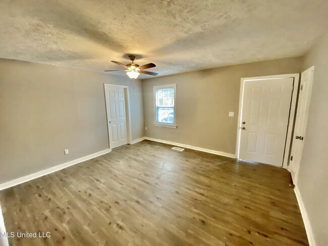 Photo - 308 Josanna St