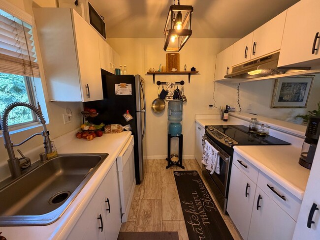 Building Photo - Iao Parkside Upstairs Condo