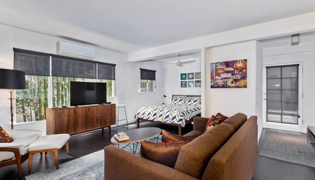 Building Photo - 806 Westmount Dr Unit 3
