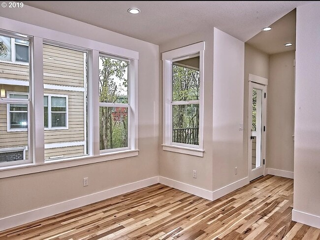 Área de comedor - 8814 N Edison St