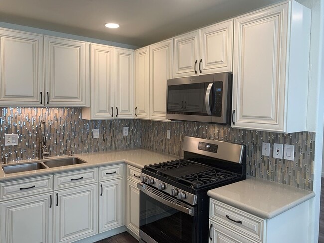 Building Photo - GATED, PRIVATE SUMMERLIN RETREAT!!