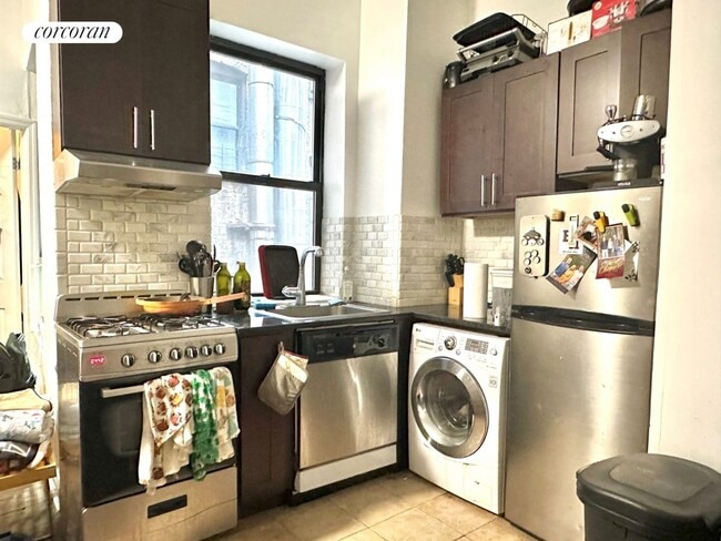 Building Photo - 235 E 4th St Rental