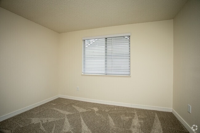 2BR, 1BA - 788SF
