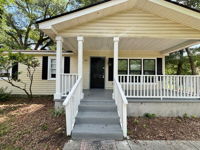 Photo - Available now! Freshly updated 3 bed 2 bath Downtown Summerville!