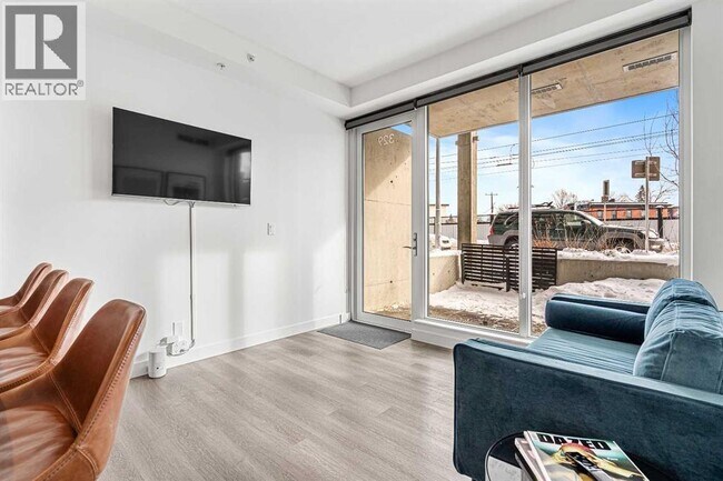 Photo - 329-39A 9a St NW