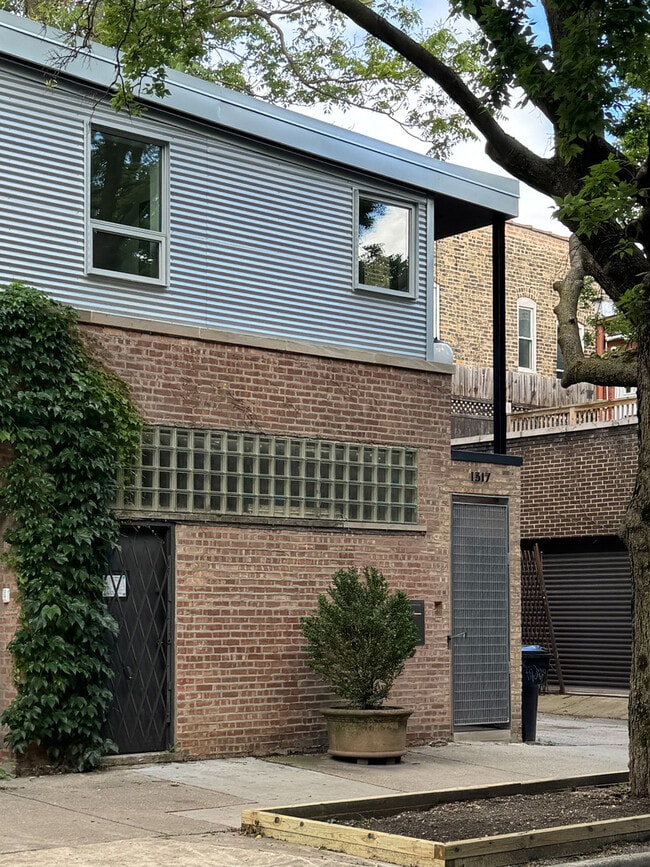 Building Photo - 2159 W Evergreen Ave