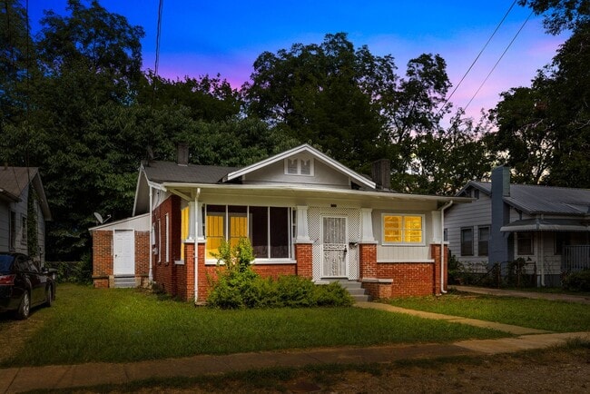 Beautiful Historic 4 Bedroom 2 Bathroom Home - Beautiful Historic 4 Bedroom 2 Bathroom Home