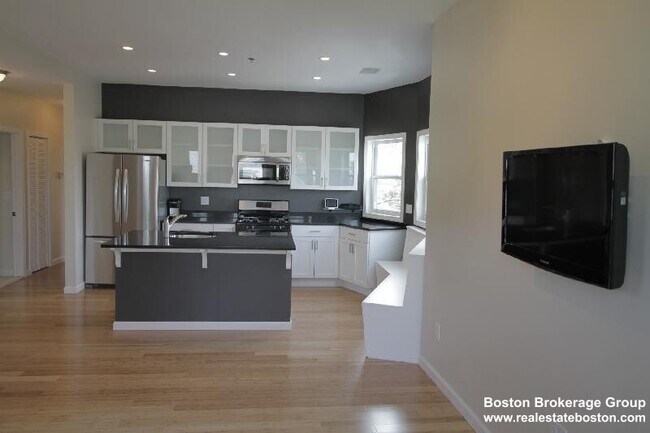 Building Photo - 110 Chester St Rental