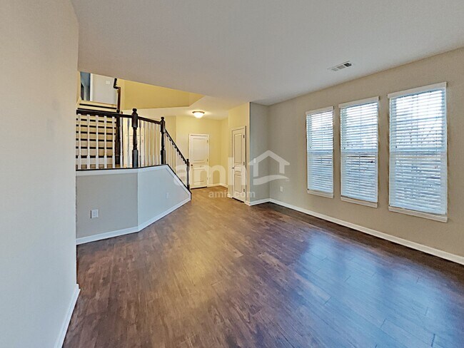 Photo - 822 Commerce Trl