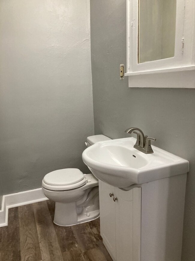 Photo - Beautiful 6 bedroom 2 bathroom House!