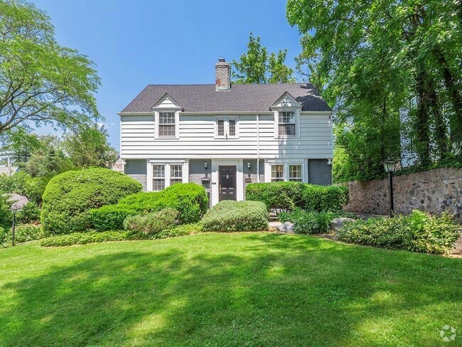 Building Photo - 221 Manhasset Ave Rental