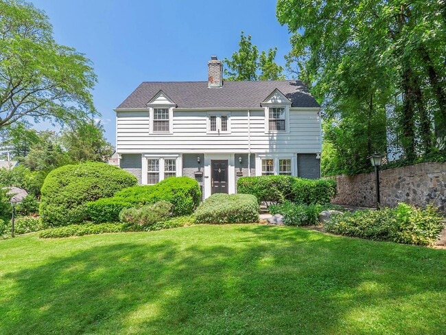 Building Photo - 221 Manhasset Ave Rental