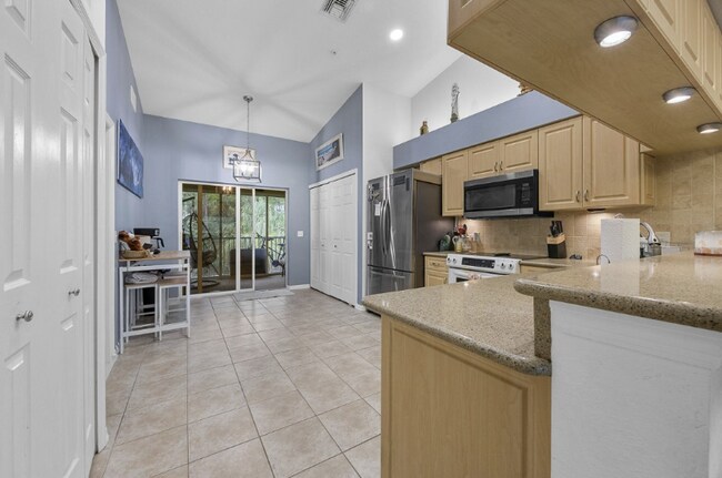 Photo - 25727 Lake Amelia Way Unidad 204