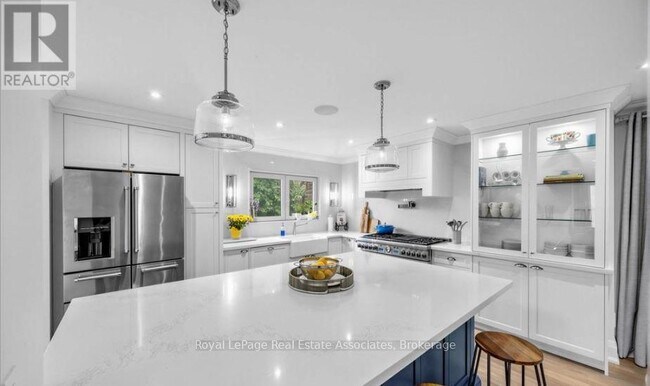 Photo - 6760 Dolmage Ct