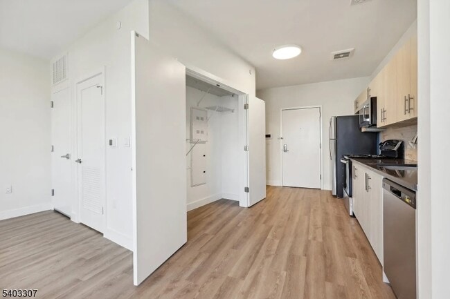 Building Photo - 49 S Day St Unit 302