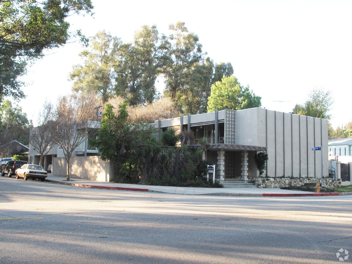 Country Club Apartments - Country Club Apartments