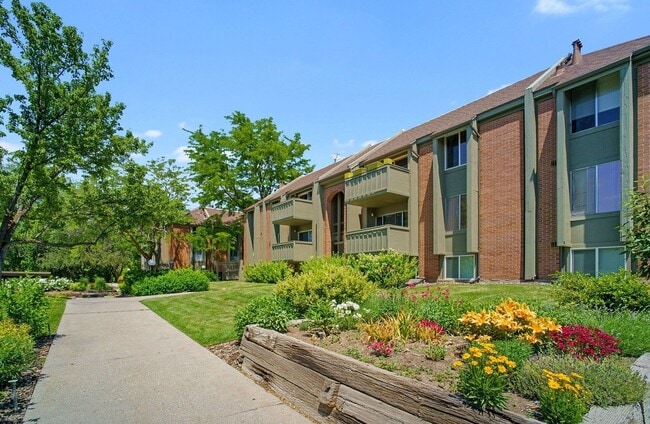 Building Photo - 1160 S Foothill Dr
