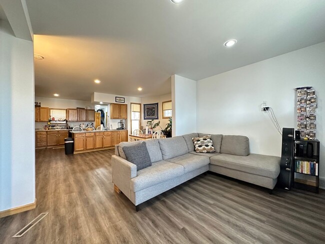 AVAILABLE JUNE/JULY - Remodeled 3 Bed 1.5 ... - AVAILABLE JUNE/JULY - Remodeled 3 Bed 1.5 ... House