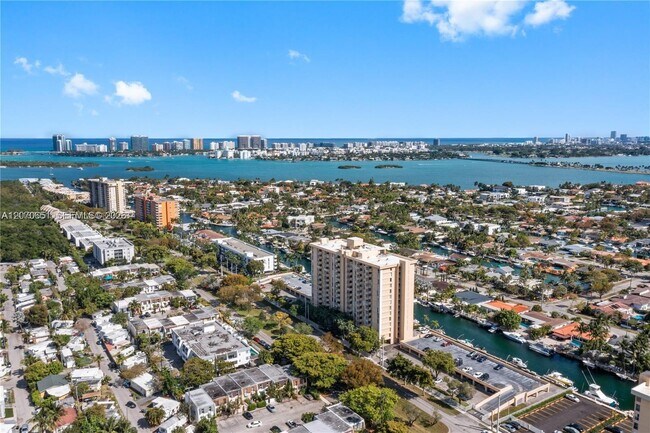 Photo - 2350 NE 135th St Unidad 403