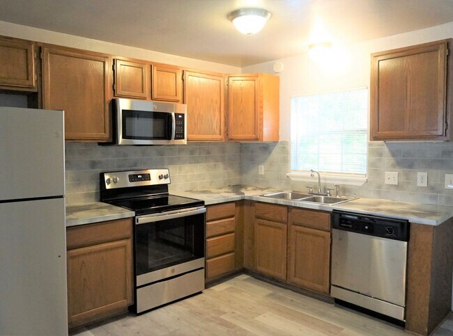 Photo - 2 Bed 1 Bath 1 Car Garage in the Village R...