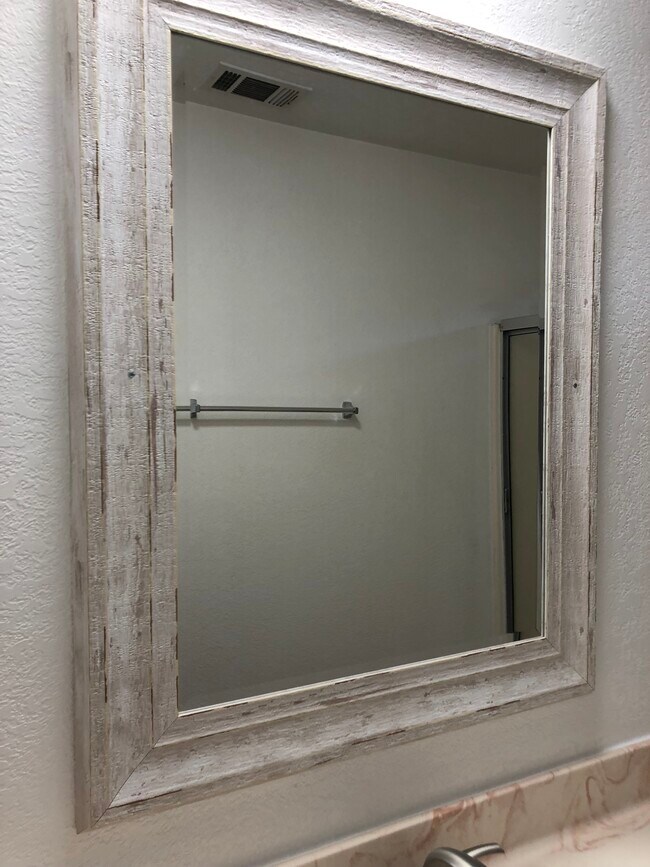 Photo - 740 N Sanders St Unidad A