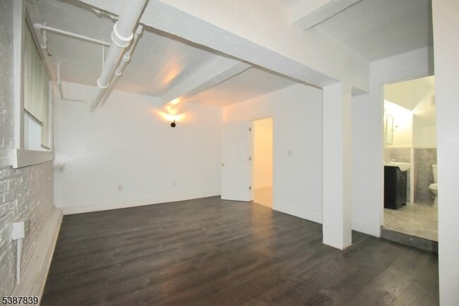 Building Photo - 148 Chancellor Ave Unit G