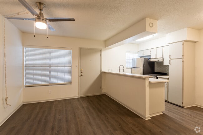 1 BA, 1 BR 650 SF