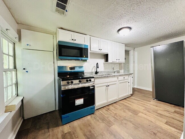 Photo - 2207 Bell St Unidad B