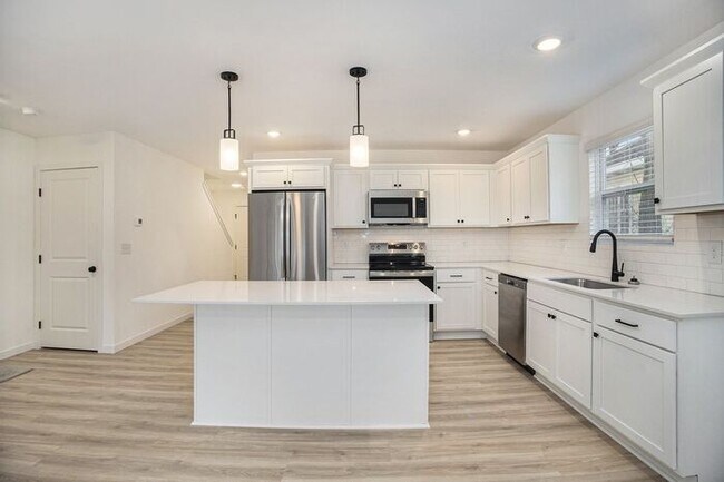 Photo - 201 Creek Pointe Cir