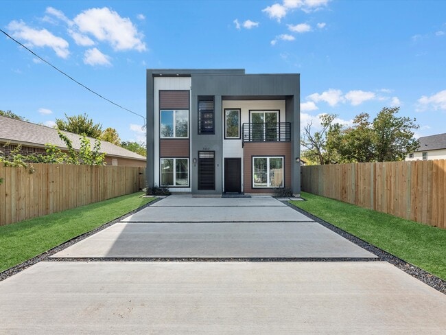 Photo - 7802 Queen St