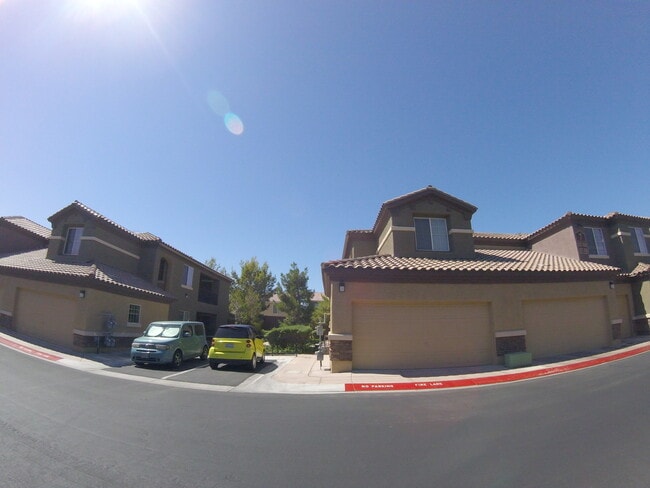 Building Photo - Spacious condo with attached garage.