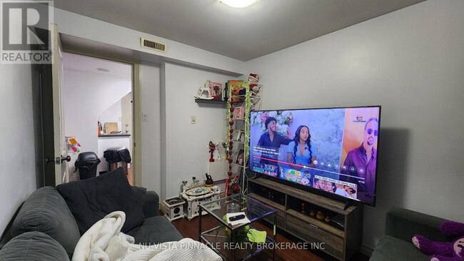 Photo - 11 Oxford St W