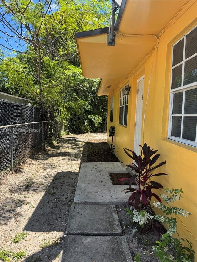 Building Photo - 522 NW 13th Ave Unit 2