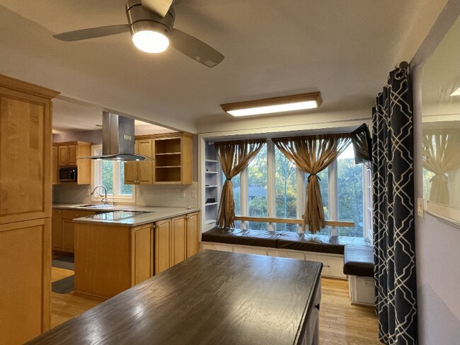 Photo - 2888 Colonial Way