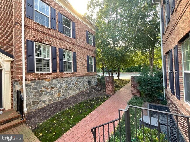 Photo - 3911 Chain Bridge Rd