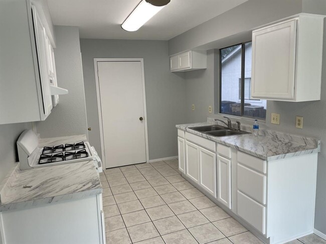 Photo - 305 Hickok Ct