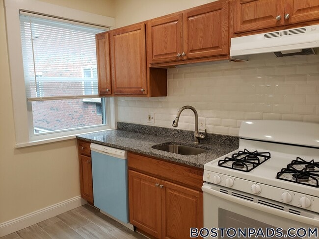 Building Photo - 194 Kelton St