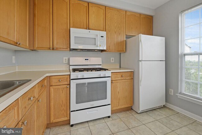Photo - 2480 Angeline Dr Unit 302