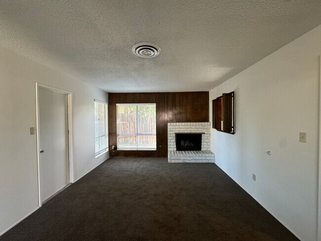 Photo - 4800 Summertree Ln Unit 4800 Summer Tree Ln - Front