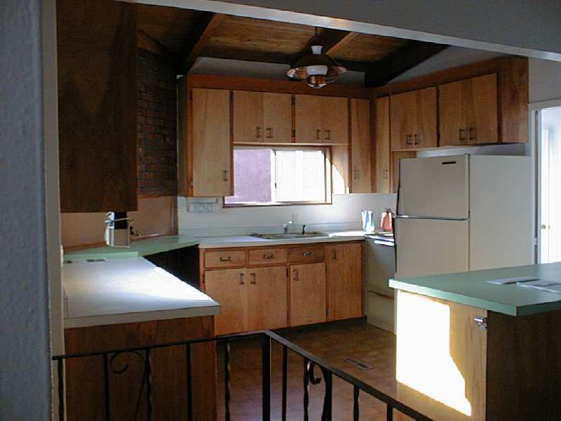 Spacious kitchen with island - 570 N 4th St