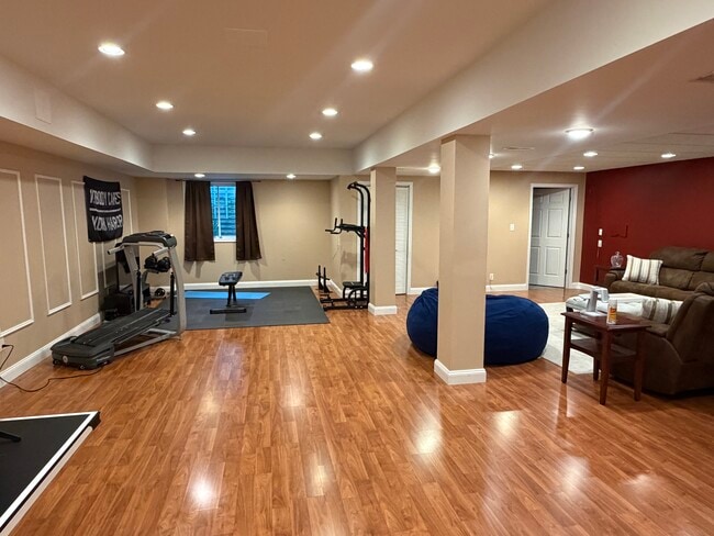 10 Jamestown Sq