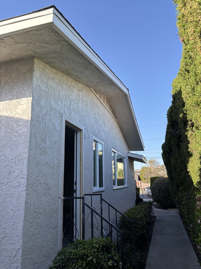 Building Photo - 583 W 16th St